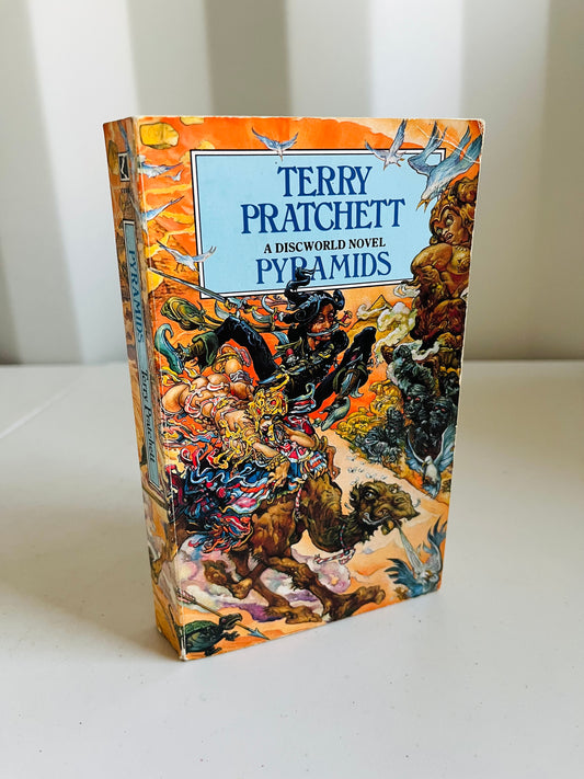 Pyramids - Terry Pratchett (1994)